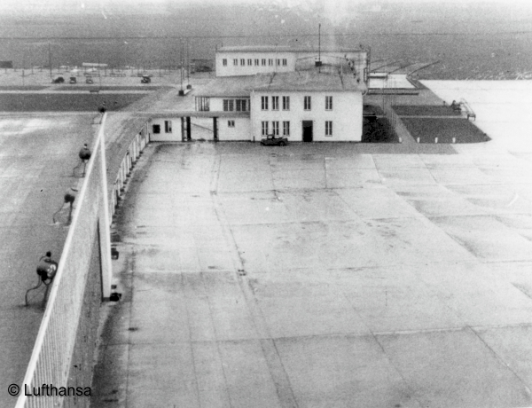 Die Terasse des Flughafen Köln Butzweilerhof - Junkers Ju 90 Bayern