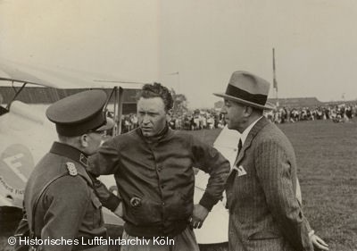 Der Deutsche Kunstflugmeister Gerhard Fieseler auf dem Flugtag 1932 in Köln Butzweilerhof.