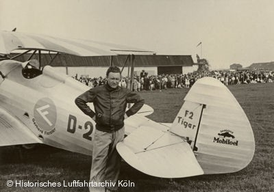 Der Deutsche Kunstflugmeister Gerhard Fieseler auf dem Flugtag 1932 in Kln Butzweilerhof.