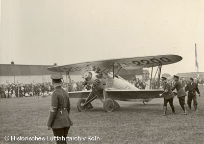 Der Deutsche Kunstflugmeister Gerhard Fieseler auf dem Flugtag 1932 in Köln Butzweilerhof.