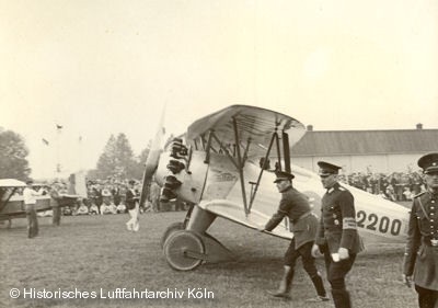 Der Deutsche Kunstflugmeister Gerhard Fieseler auf dem Flugtag 1932 in Köln Butzweilerhof.