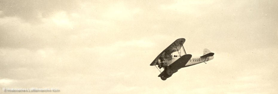 Der Deutsche Kunstflugmeister Gerhard Fieseler auf dem Flugtag 1932 in Köln Butzweilerhof.