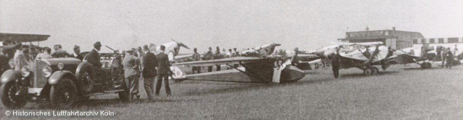 Aufstellung der Sportflugzeuge am 1. Internationalen Flugtag 1933 Flughafen Köln Butzweilerhof