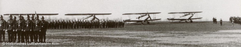 Paradeaufstellung von Teilnehmern und Flugzeugen am 1. Internationalen Flugtag 1933 Flughafen Kln Butzweilerhof