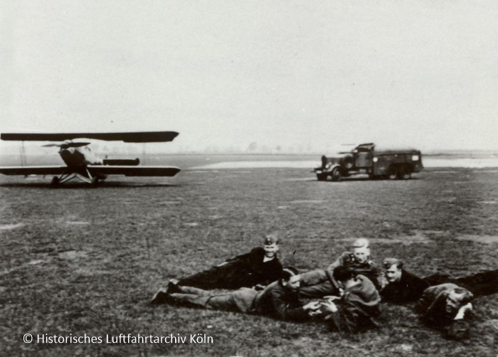 Pause militrischer Lehrgangsteilnehmer vor der Halle III auf dem Flughafen Kln Butzweilerhof.