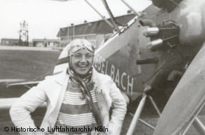 Die Kunstflugmeisterin Liesel Bach auf dem Flughafen Kln Butzweilerhof