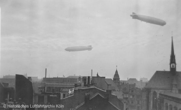 Die beiden Schwesterschiffe LZ 127 "Graf Zeppelin" und LZ 129 "Hindenburg" am 29. Mrz 1936 ber der Innenstadt von Kln.