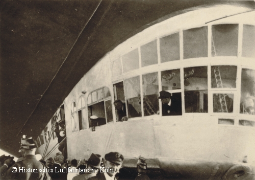 Dr. Hugo Eckener an Bord des Luftschiffs LZ 127 beobachtet die Haltemanschaft auf dem Flughafen Köln Butzweilerhof.