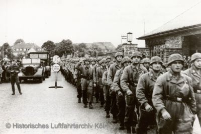 Einmarsch der Luftlandetruppen auf dem Flugplatz Köln-Ostheim nach Eroberung des Belgischen Forts Eben-Emael.