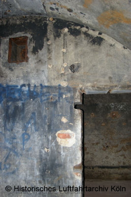 Abrücke in der Wand des ehemaligen Gefechtsstand