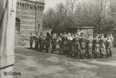 Luftwaffen-Musikcorps spielt vor Fort IV