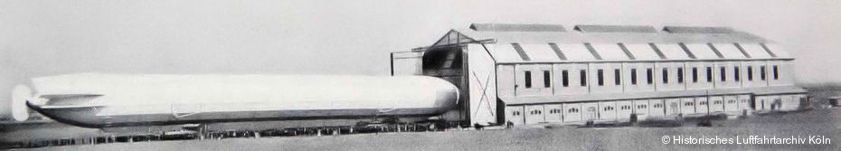 Luftschiff Z II vor der Luftschiffhalle in Köln Bickendorf umringt von einer großen Menschenmenge.