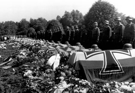 Beerdigung von Luftwaffenhelfern auf dem Sdfriedhof