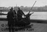 Ein 2cm-Flakgeschtz am Rheinufer. Im Hintergrund die Klner Altstadt.
