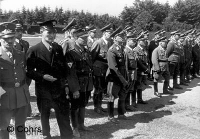 Zur Beerdigug erschienen auch die Kölner Naziprominenz. In der Mitte Gauleiter Grohé.