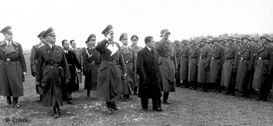 Der Japanische Botschafter Oshima Hiroshi schreitet in Begleitung von Oberst Cohrs die Front der angetretenen Luftwaffen-Soldaten ab.