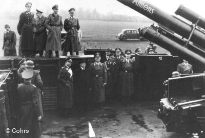 Der japanische Botschafter Oshima Hiroshi inspiziert ein 8,8 cm Flak-Geschütz.