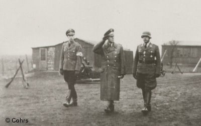 Oberst Cohrs in Begleitung seines Adjudanten sowie des HJ-Fhrers grt die angetretenen Luftwaffehelfer.