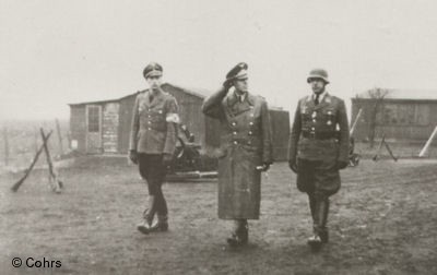 Oberst Cohrs in Begleitung seines Adjudanten sowie des HJ-Führers grüßt die angetretenen Luftwaffehelfer.