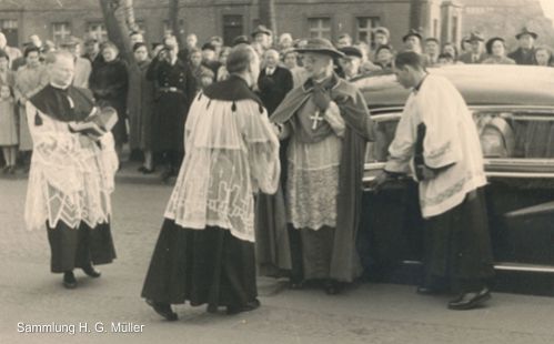 Kaplan Nikolaus Vogt begrt Kardinal Frings vor der Kirche St. Engelbert in Kln-Riehl