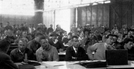 brifing auf dem Flugplatz Köln Butzweilerhof während der VIII. Segelflugweltmeisterschaft 1960