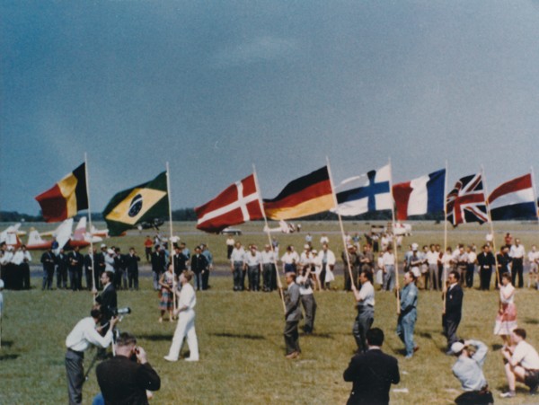 Einmarsch der internationalen Mannschaften beid er Segelflugweltmeisterschaft 1960 in Köln Butzweilerhof