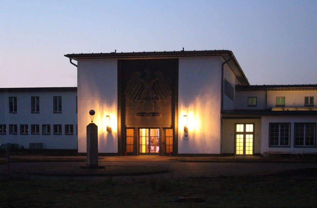 Hauptportal Flughafen Butzweilerhof mit Denkmal