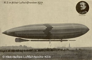 Luftschiff M II von Major Gross vor der Luftschiffhalle Cln am Luftschiffanker