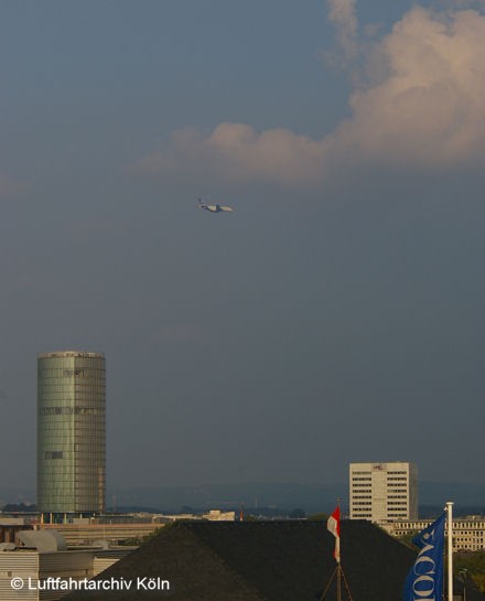 Der Airbus A 380 im Endanflug auf den Flughafen "Konrad Adenauer" Köln-Wahn.