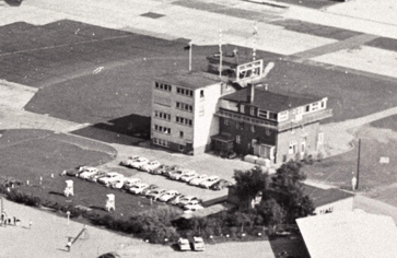 Der 1. Tower des Flughafen Kln-Wahn erhilt spter einen Anbau.