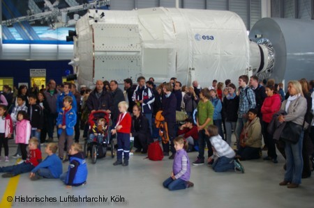 Kinder lernen von ESA-Astronautin Samantha Cristoforetti etwas über die Gravitation.