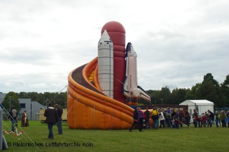 Ein aufblasbares Space Huttle als Hpfburg fr Kinder.