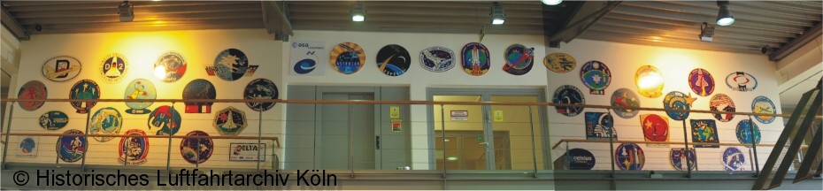 Logos aller deutschen Weltraumprojekte im Gebäude der ESA